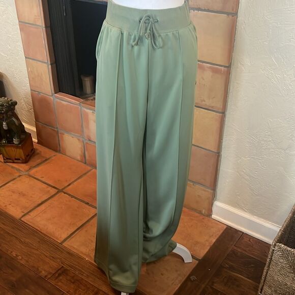 Nike Essential High Waisted Wide Leg Pants, size L - Picture 1 of 8